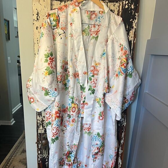 Japanese Floral white Long open front women’s  Kimono Robe. OSFM - Picture 1 of 10